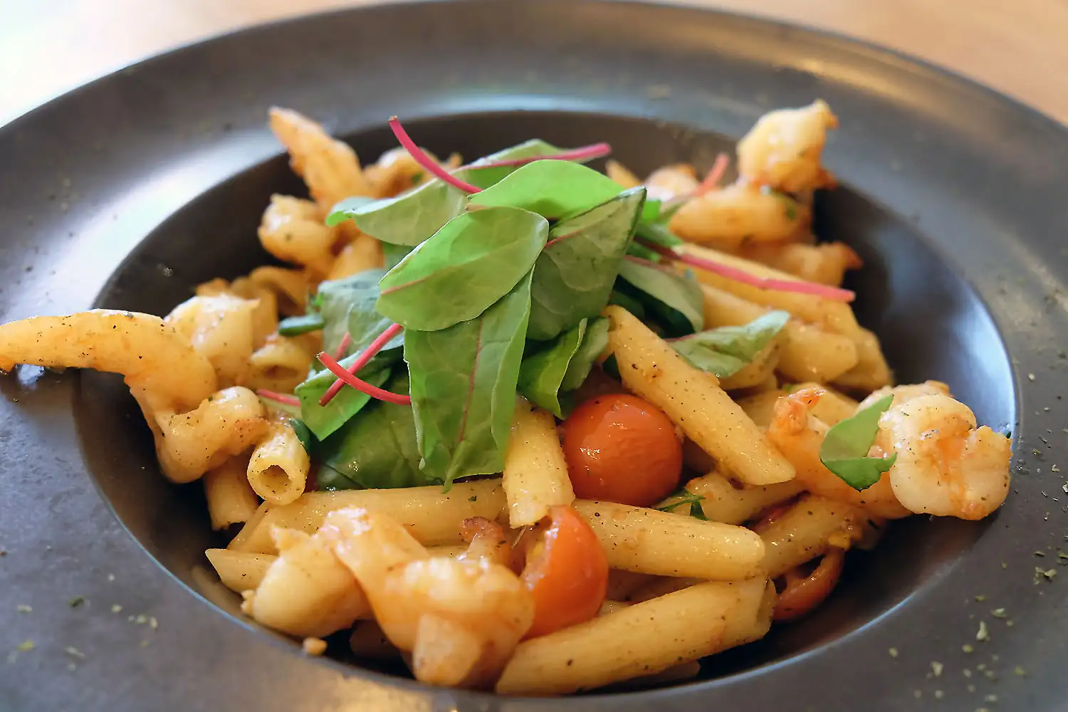 Handwerkliche Zubereitung <br><br> In unserer Küche wird jede Pasta mit Liebe zum Detail zubereitet. Wir glauben an die Handwerkskunst und die Traditionen der italienischen Küche. Unsere Saucen werden sorgfältig ausgewählt und gekocht, um das perfekte Gleichgewicht zwischen Aromen zu erreichen. Jede Pasta wird al dente gekocht und mit frischen Kräutern und Gewürzen verfeinert. Pasta in Rastatt
